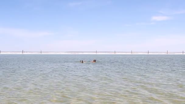 Соляні озера Baskunchak, Росія. 11 травня 2013. Плавання людини — стокове відео