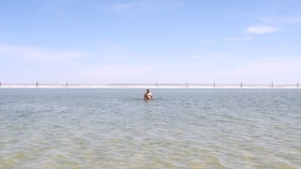 Salt Lake Baskunchak, Rusia. 11 de mayo de 2013. Hombre nadando — Vídeos de Stock