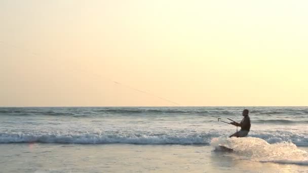 印度果阿阿朗博尔海滩 2013 年 2 月 21 日。kiteboarder 享受在海上冲浪 — 图库视频影像