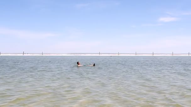 Salzsee baskunchak, Russland. 11. Mai 2013. Männerschwimmen — Stockvideo