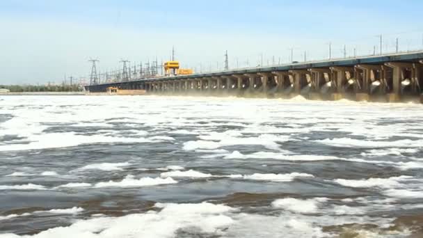 Restablecimiento del agua en la central hidroeléctrica del río — Vídeo de stock