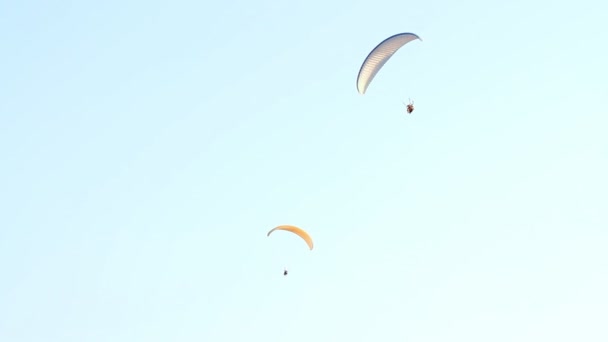 Yamaç paraşütü karşı dağlar üzerine açık mavi gökyüzü — Stok video