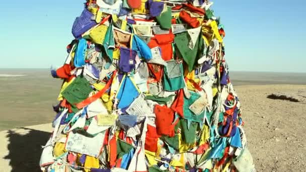 Tibetansk bön flaggor blåser i vinden — Stockvideo