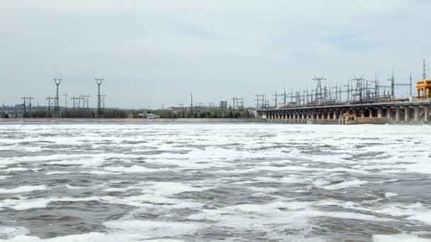 Redefinição da água na central hidroeléctrica do rio — Vídeo de Stock