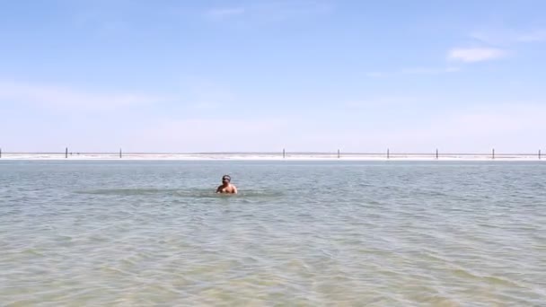 Zout meer Baskoentsjakmeer, Rusland. 11 mei 2013. Zwemmen man — Stockvideo