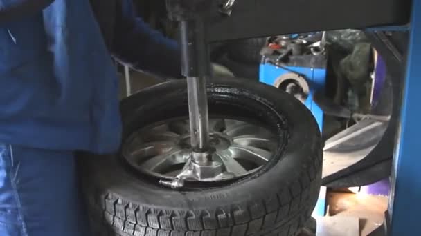 Mécanicien enlève pneu de voiture gros plan — Video