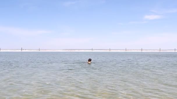 Salzsee baskunchak, Russland. 11. Mai 2013. Männerschwimmen — Stockvideo