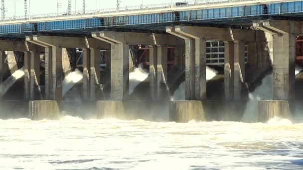 Reset van water op waterkrachtcentrale aan de rivier — Stockvideo