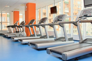 windows ve fitness Center'da çalışan makineler ile spor