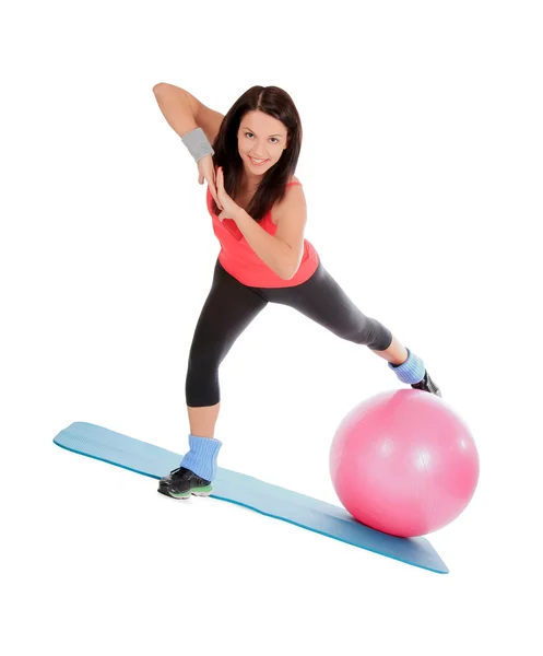 Atractiva joven hembra con pelota de fitness en el centro deportivo — Foto de Stock