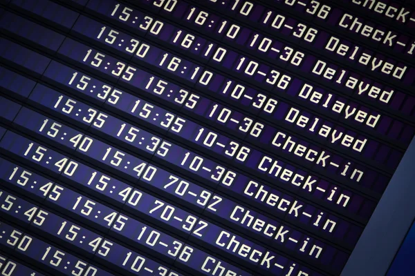 Lety informační tabule v letištní terminál — Stock fotografie