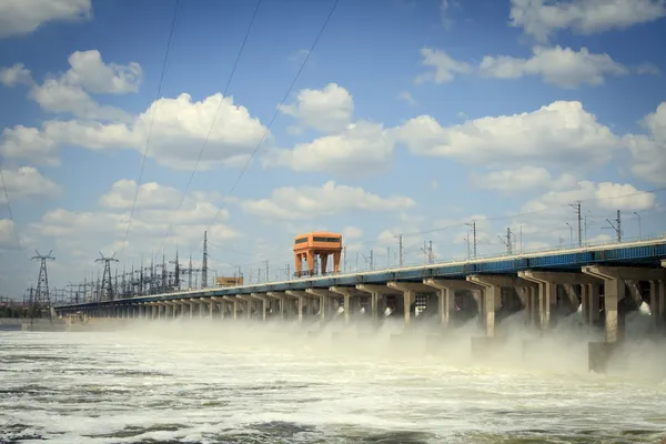 Reset of water at hydroelectric power station on the river — Stock Photo, Image