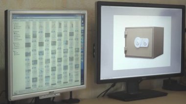 Web'deki çalışma iki bilgisayar monitörü Timelapse