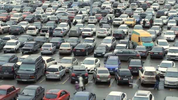 Un montón de coches de estacionamiento en la ciudad — Vídeo de stock