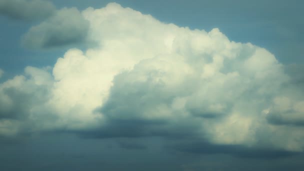 Cielo azul con nubes y sol — Vídeo de stock