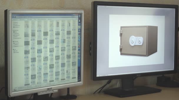 Web での作業の 2 つのコンピューターのモニターのタイムラプス — ストック動画