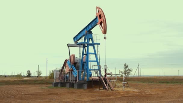 Работа нефтяного насоса на нефтяном месторождении . — стоковое видео