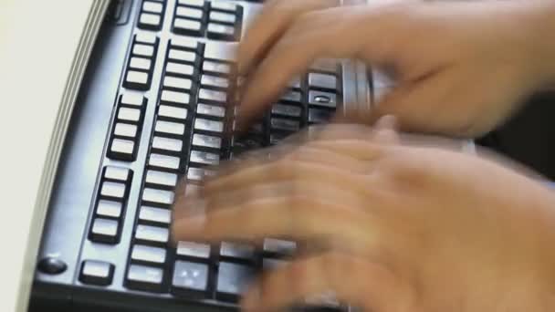 Dactylographie sur le clavier de l'ordinateur portable 