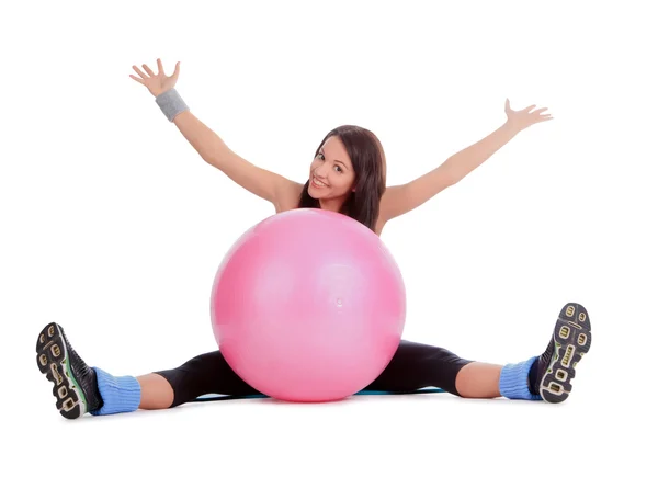 Atractiva joven hembra con pelota de fitness en estiramiento — Foto de Stock