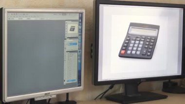 Web'deki çalışma iki bilgisayar monitörü Timelapse