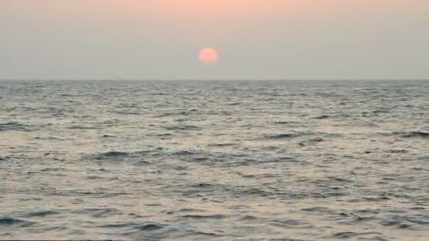 Cena noturna com pôr do sol no mar — Vídeo de Stock