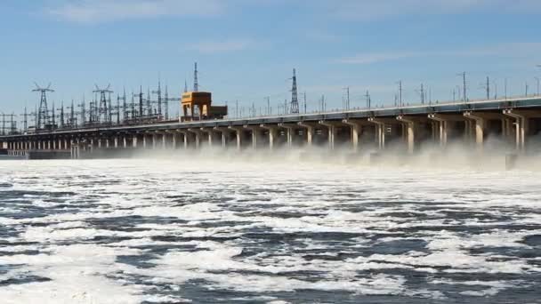 Перезагрузка воды на гидроэлектростанции на реке — стоковое видео