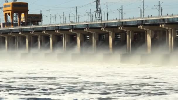 Restablecimiento del agua en la central hidroeléctrica del río — Vídeo de stock