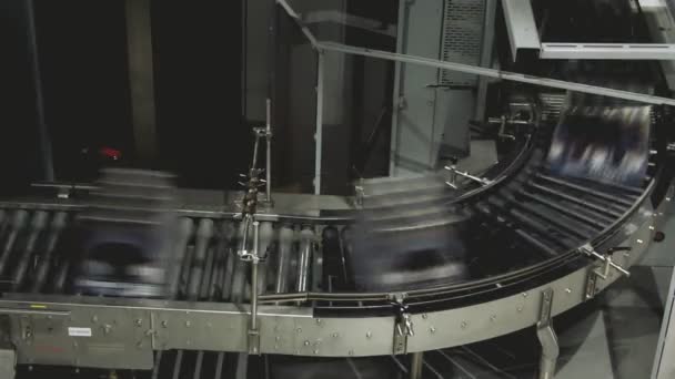 Pivo továrny interiér s mnoha strojů — Stock video