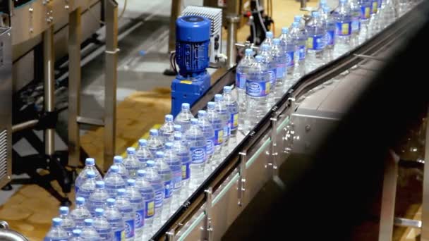 Water bottle conveyor industry — Stock Video