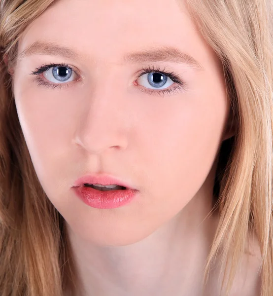 Retrato de cerca de la joven hermosa mujer — Foto de Stock