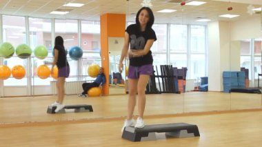 Egzersiz sırasında merdivenlerde güzel bir kadın.