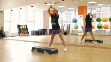 Egzersiz sırasında merdivenlerde güzel bir kadın.