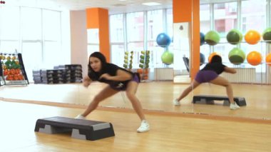 Egzersiz sırasında merdivenlerde güzel bir kadın.