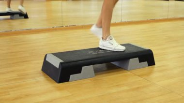 egzersiz sırasında adım gemide güzel kadın bacakları