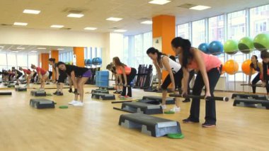 Egzersiz sırasında merdivenlerde güzel bir kadın.