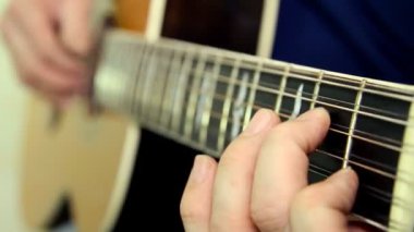 akustik gitar çalmaya en iyi oyuncusu. gitarist elleri ile müzik aleti