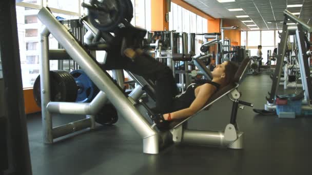 Femme exerçant ses jambes sur l'entraînement — Video