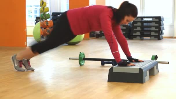 Mujer joven haciendo ejercicio físico — Vídeos de Stock