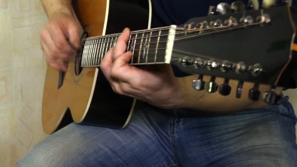 Performer tocando na guitarra acústica. Instrumento musical com mãos de guitarrista — Vídeo de Stock