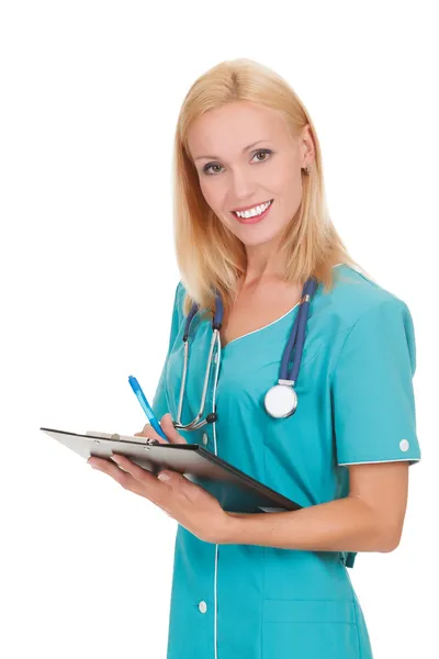 Mujer sonriente médico con estetoscopio y portapapeles — Stok fotoğraf