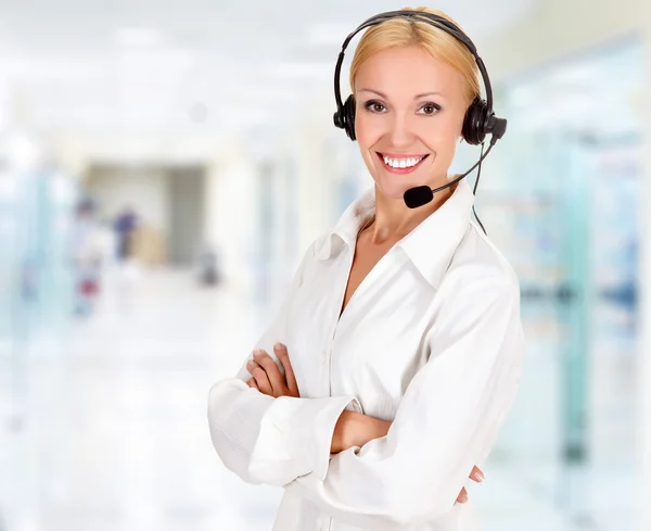 Frau trägt Headset im Büro — Stockfoto