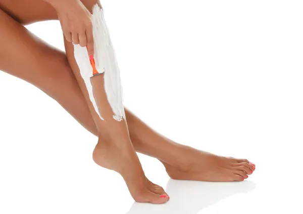 彼女の足を剃る女性 — ストック写真