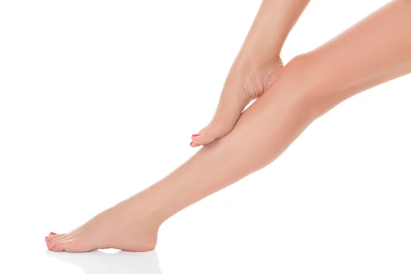 Gambe lunghe femminili dopo la depilazione, isolate su sfondo bianco . — Foto Stock