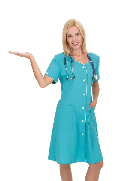 Médico femenino sosteniendo algo en su mano, fondo blanco — Foto de Stock