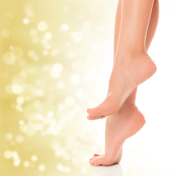 Female feet on pastel background with circles and copyspace — Stock Photo, Image