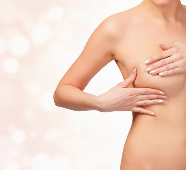 Woman contols her breast for cancer — Stock Photo, Image