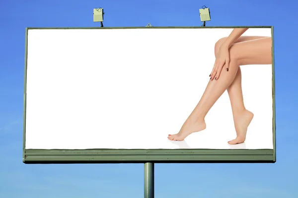 Billboard s ženské nohy a prostor pro vaši zprávu — Stock fotografie