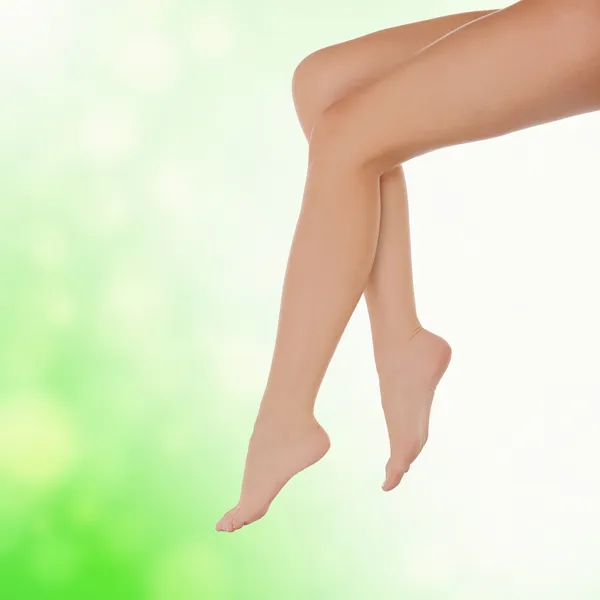 Largas piernas femeninas después de depilación, fondo borroso abstracto —  Fotos de Stock