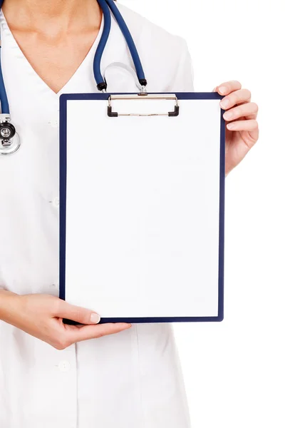Médico médico fêmea segurando cartaz em branco isolado no branco — Fotografia de Stock