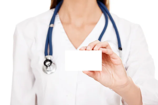 Female doctor shows empty white card — Stock Photo, Image